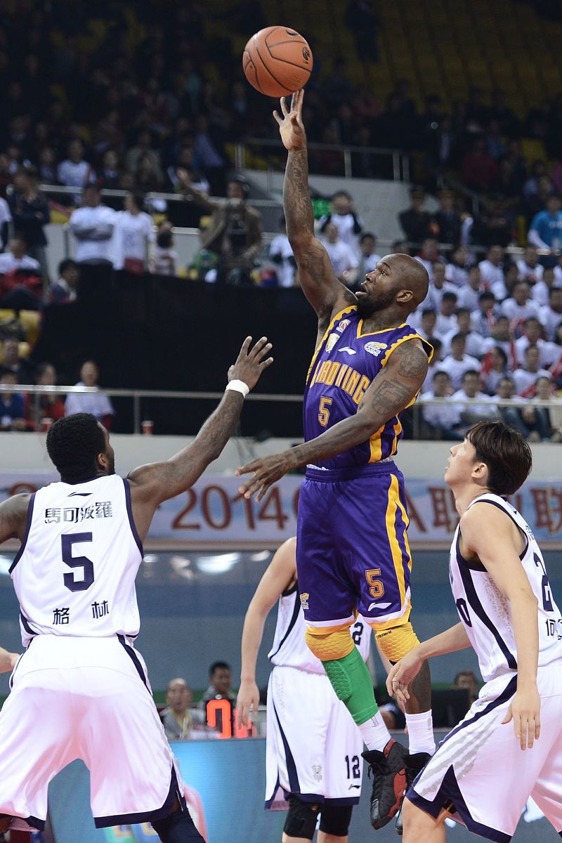 今晨NBA总决赛焦点战；密尔沃基雄鹿篮板制胜；球迷炸锅；身体对抗强度拉满的简单介绍